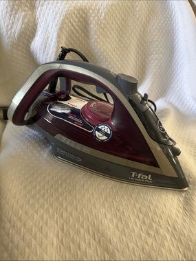 T-fal Ultraglide Plus 1800W Steam Iron - Like New! Works!